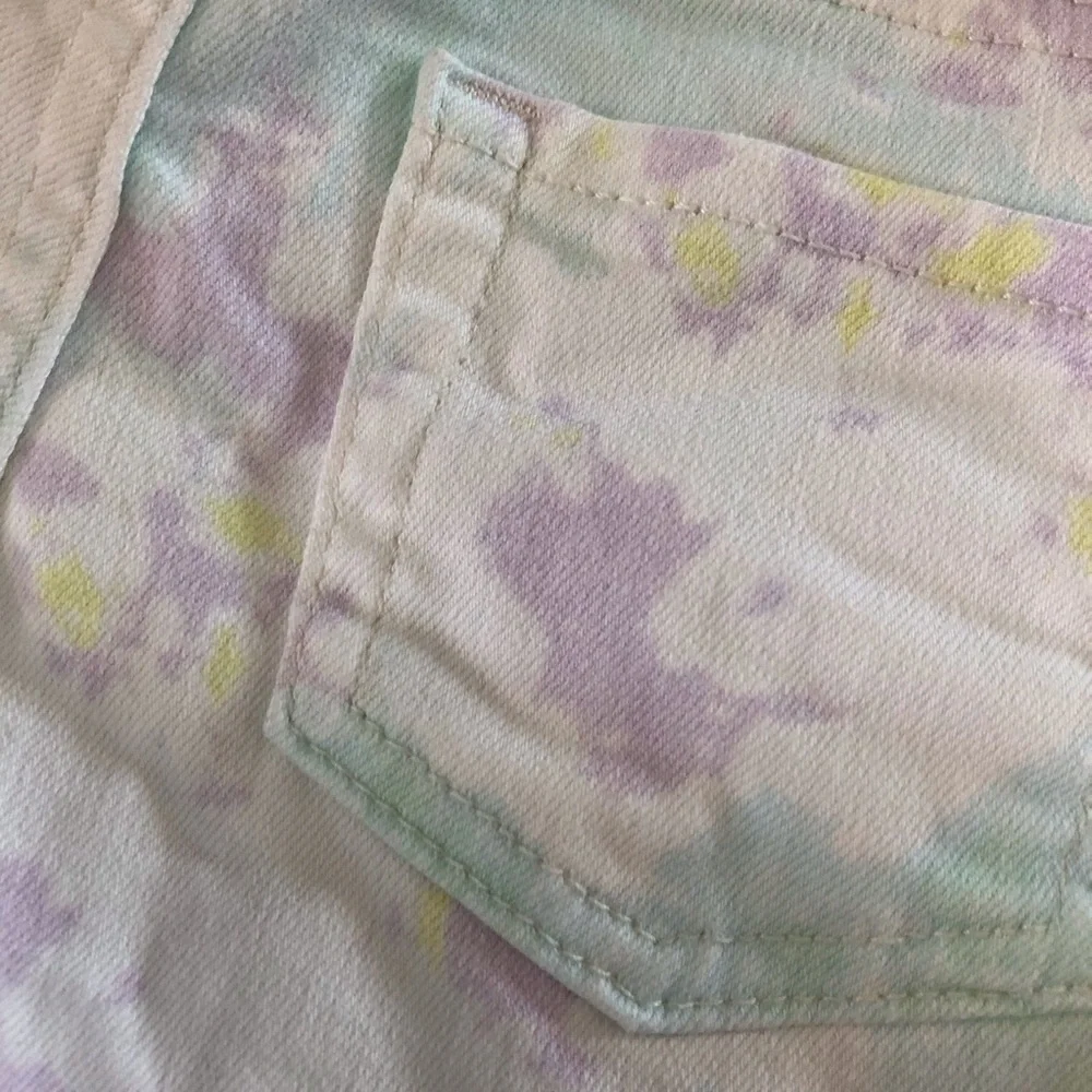 Cat & Jack pastel tie dye super stretch cut off jean shorts in size S (6/6x)